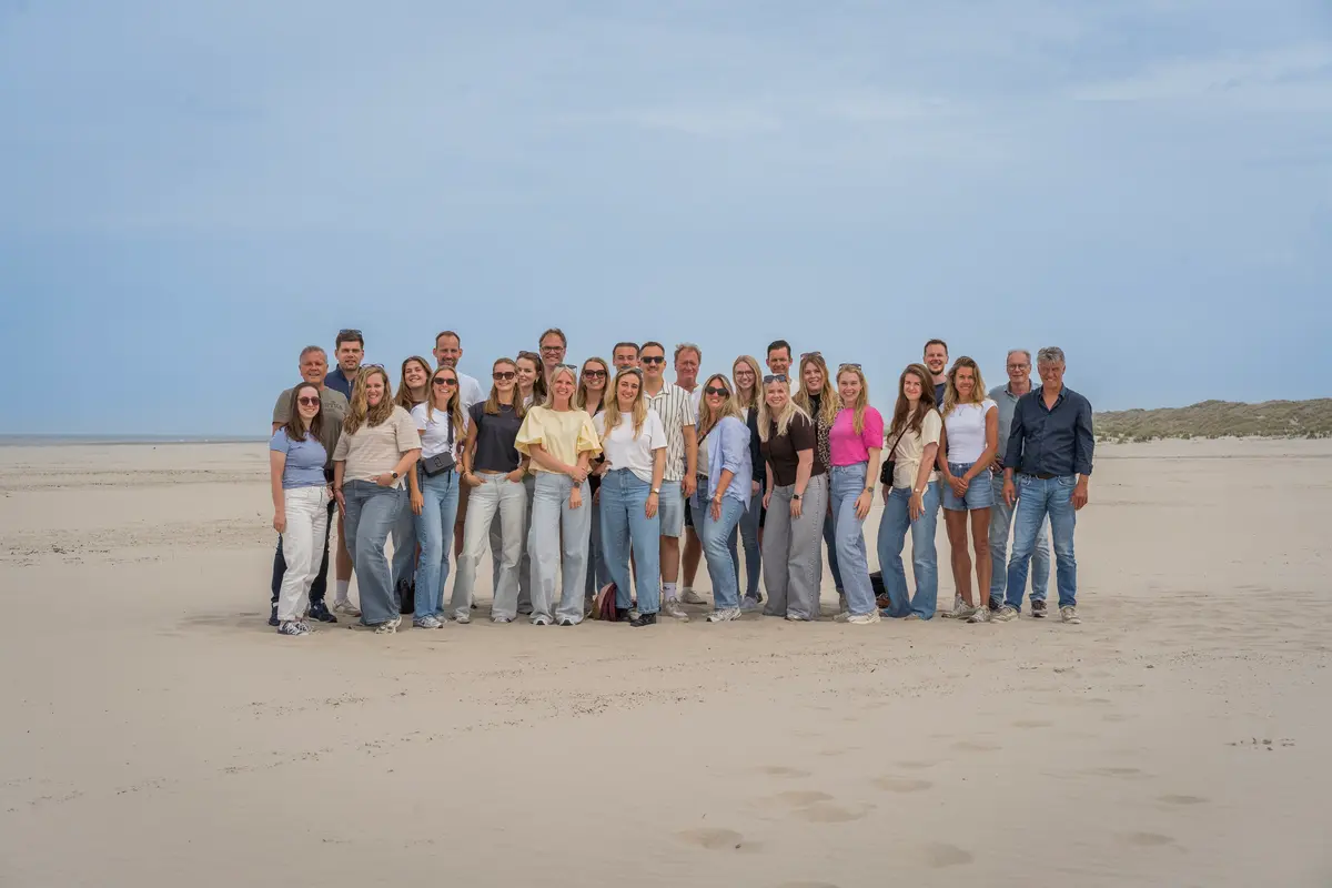 Het hele team van de Wente-groep op het strand van Terschelling, tijdens het teamuitje