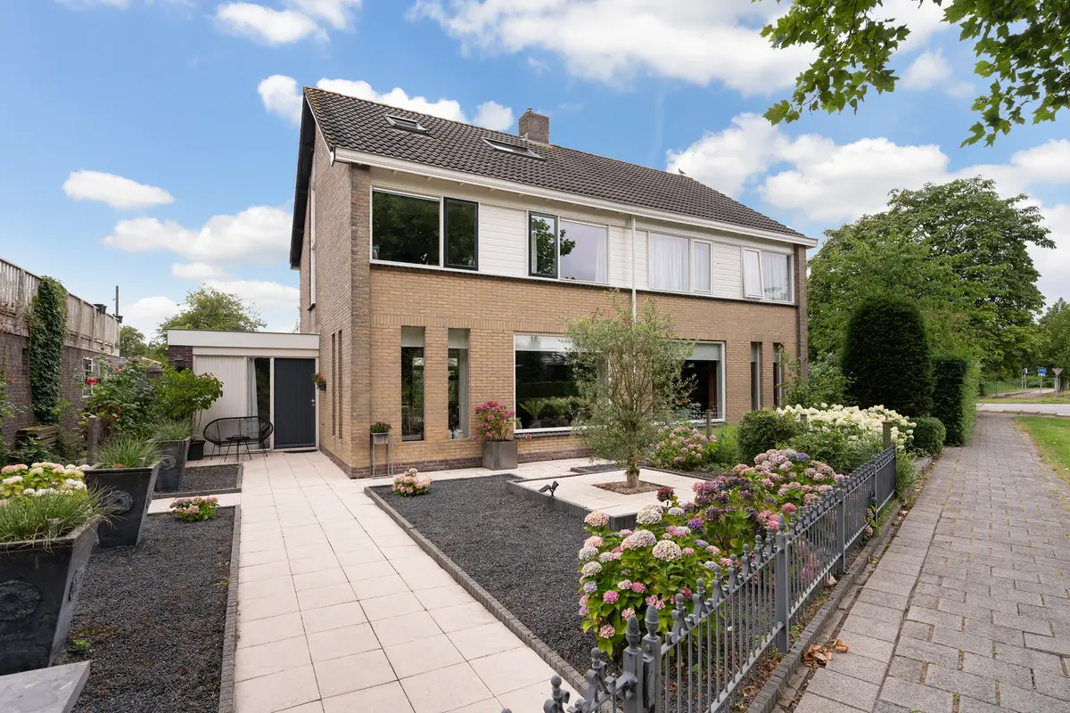 Twee-onder-een-kapwoning met voortuin