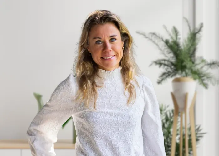 Jantine Tilstra, Makelaar