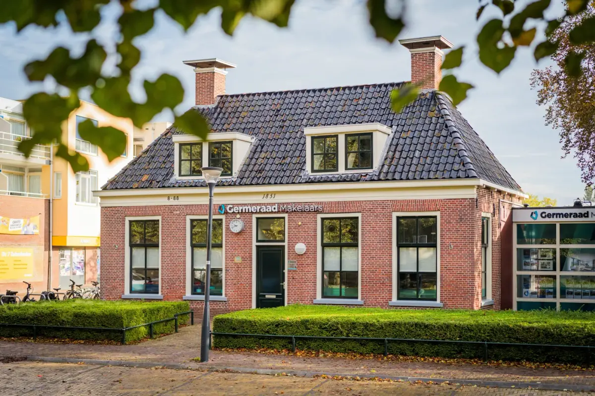 Het kantoorpand van Makelaardij Germeraad in Stiens