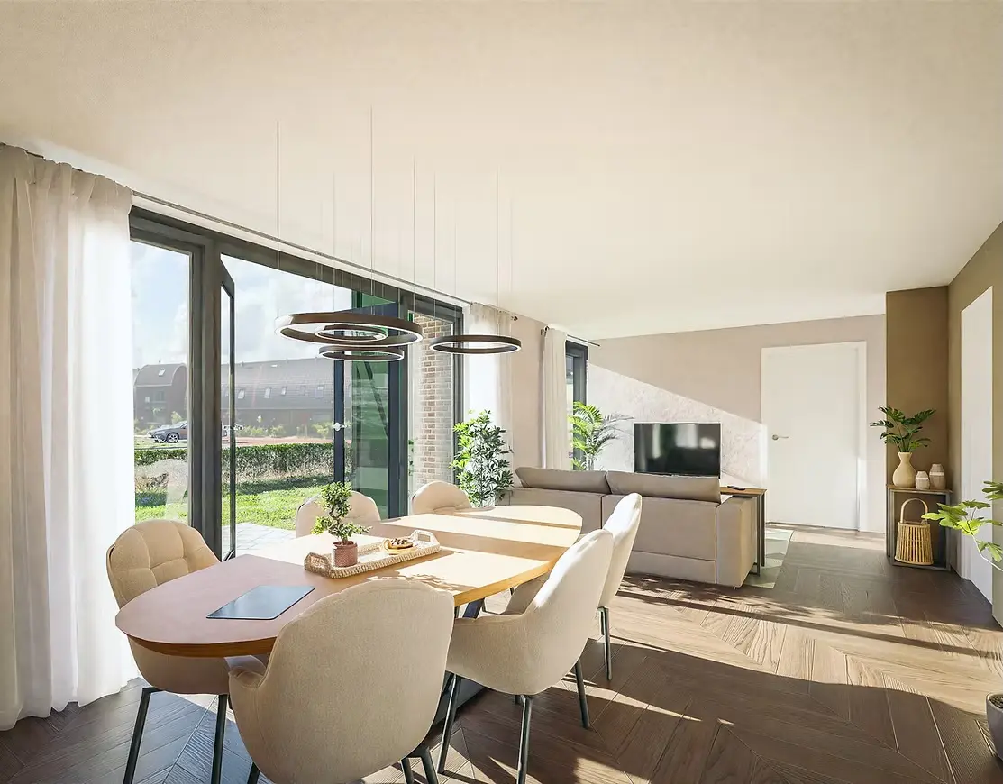Lichte woonkamer met eettafel en grote ramen naar de tuin
