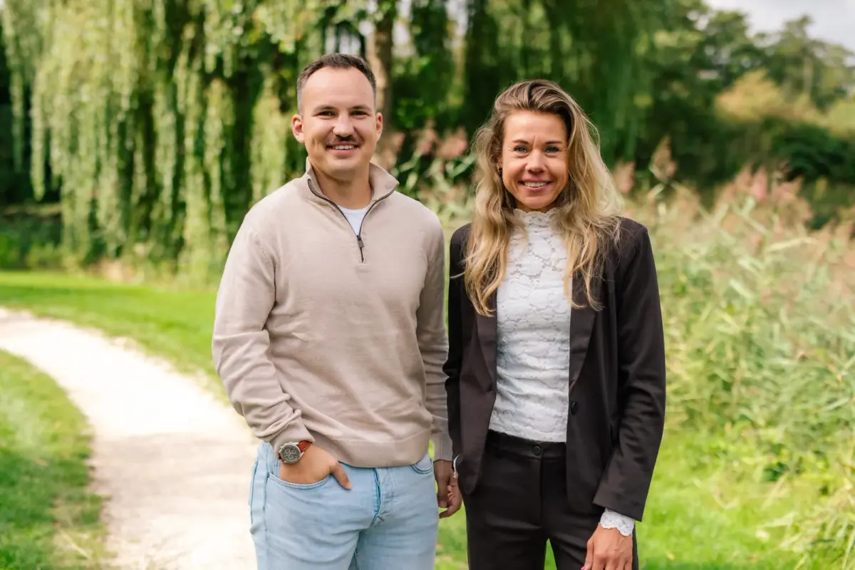 Twee collega's van Makelaardij Germeraad buiten in het groen