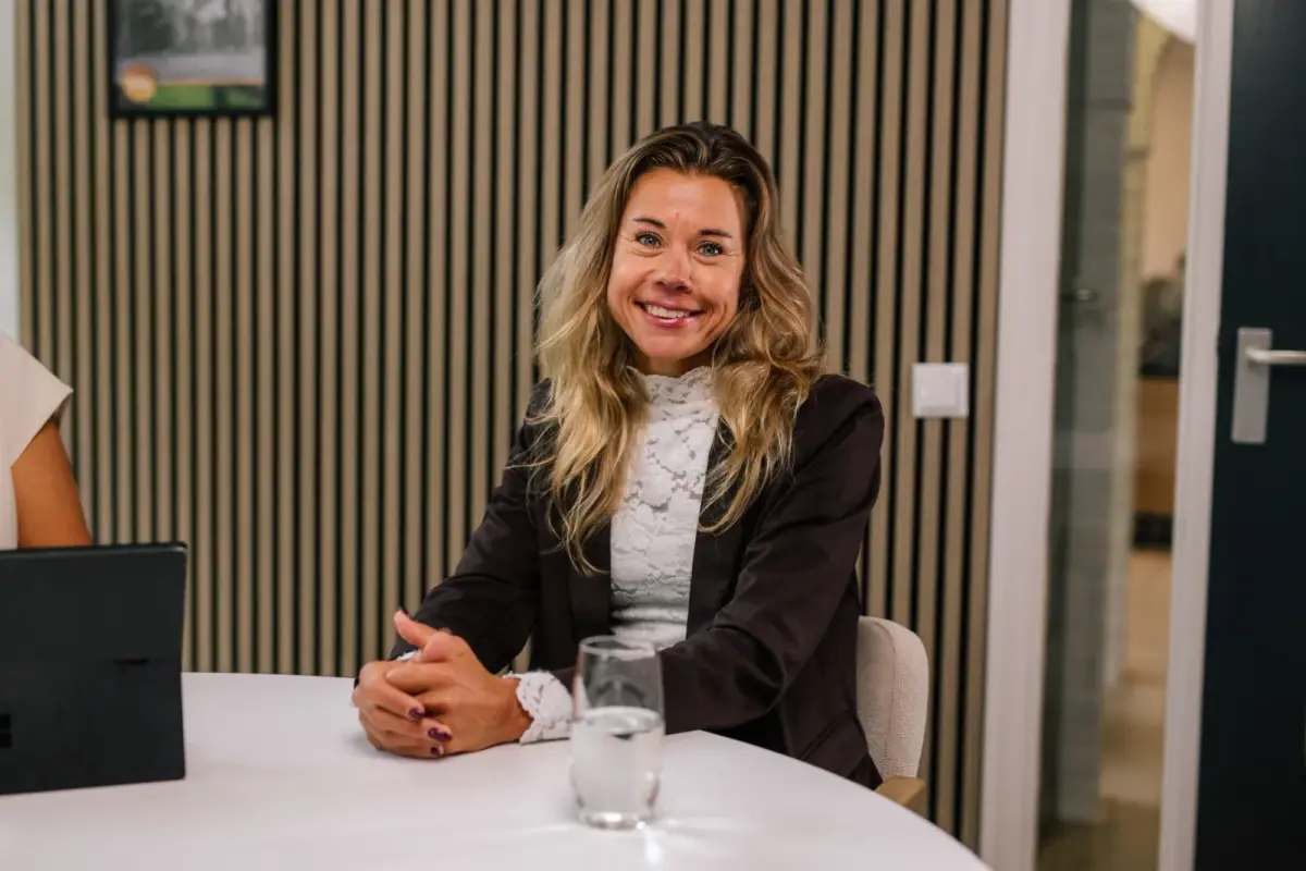 Jantine Tilstra, makelaar bij Makelaardij Germeraad, aan tafel