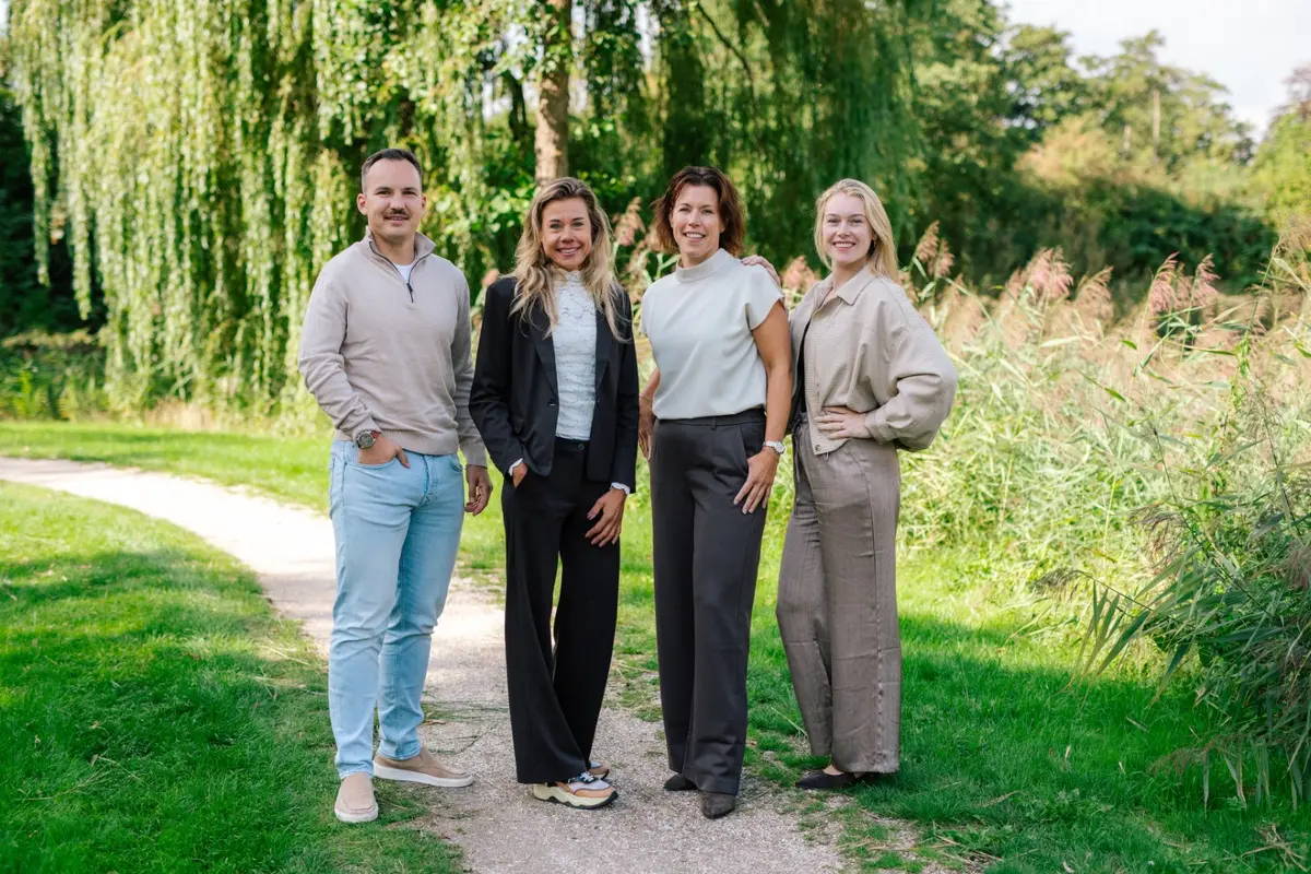 Het team van Germeraad Makelaars buiten tussen de wilgen