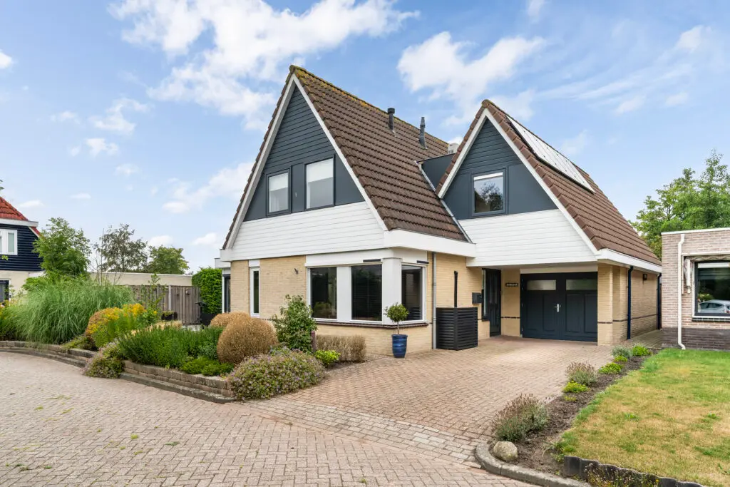 Vrijstaande woning met twee puntgevels en een ruime oprit